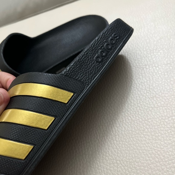 NWT - Adidas Unisex Sandals - W6M5 & W10M9 - Picture 9 of 9